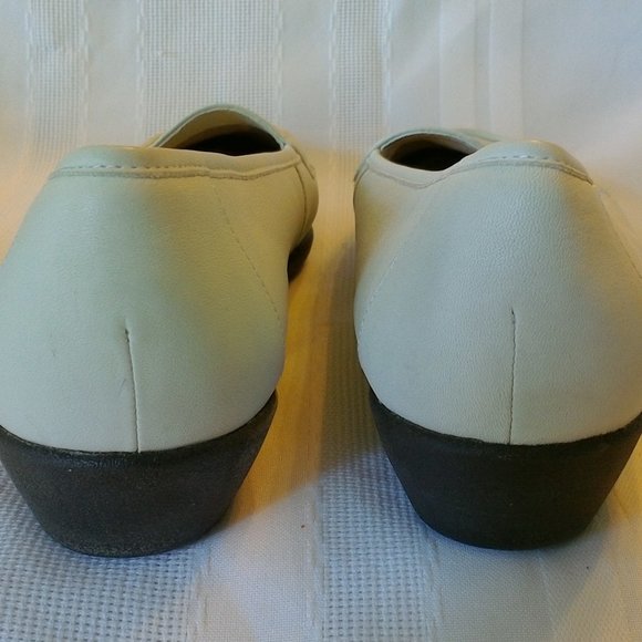 Hush Puppies Posey 10M white leather flats - Picture 2 of 7